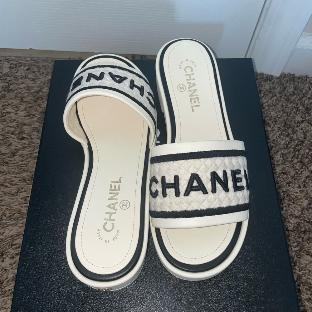 NWOT CHANEL IVORY AND BLACK MULES SIZE 39.5